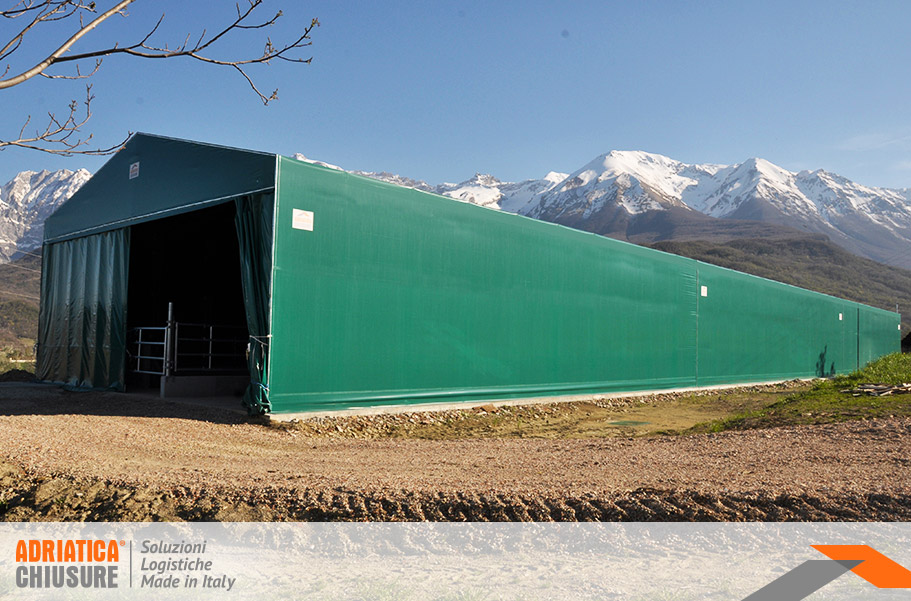 Strutture zootecniche per bovini in ferro e PVC con chiusure porte tenda Adriatica Chiusure