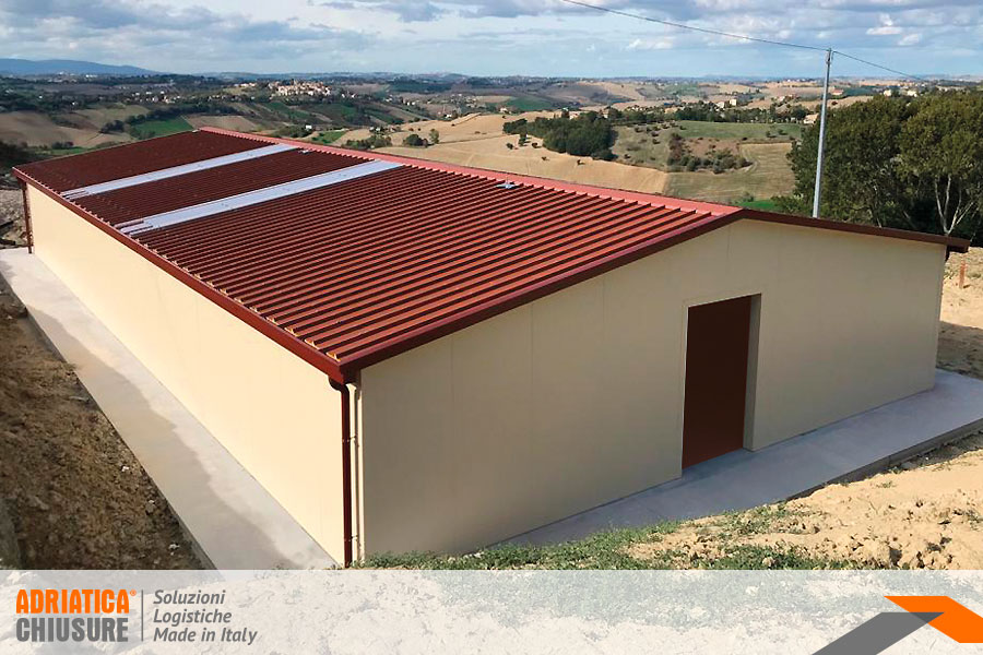 Capannone fisso in acciaio con pannelli sandwich Adriatica Chiusure