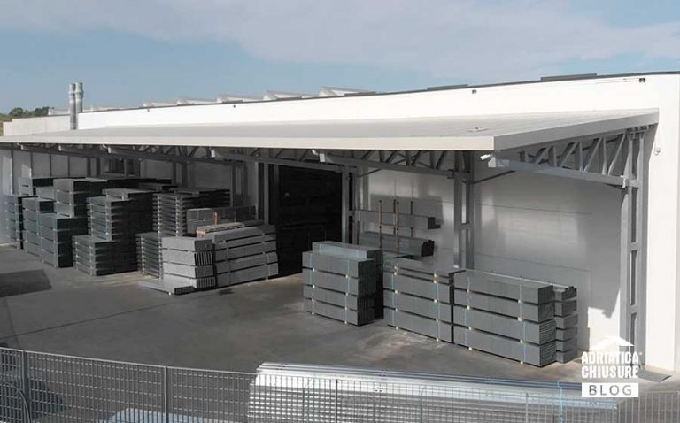 Tettoia a sbalzo Adriatica Chiusure per Tecna